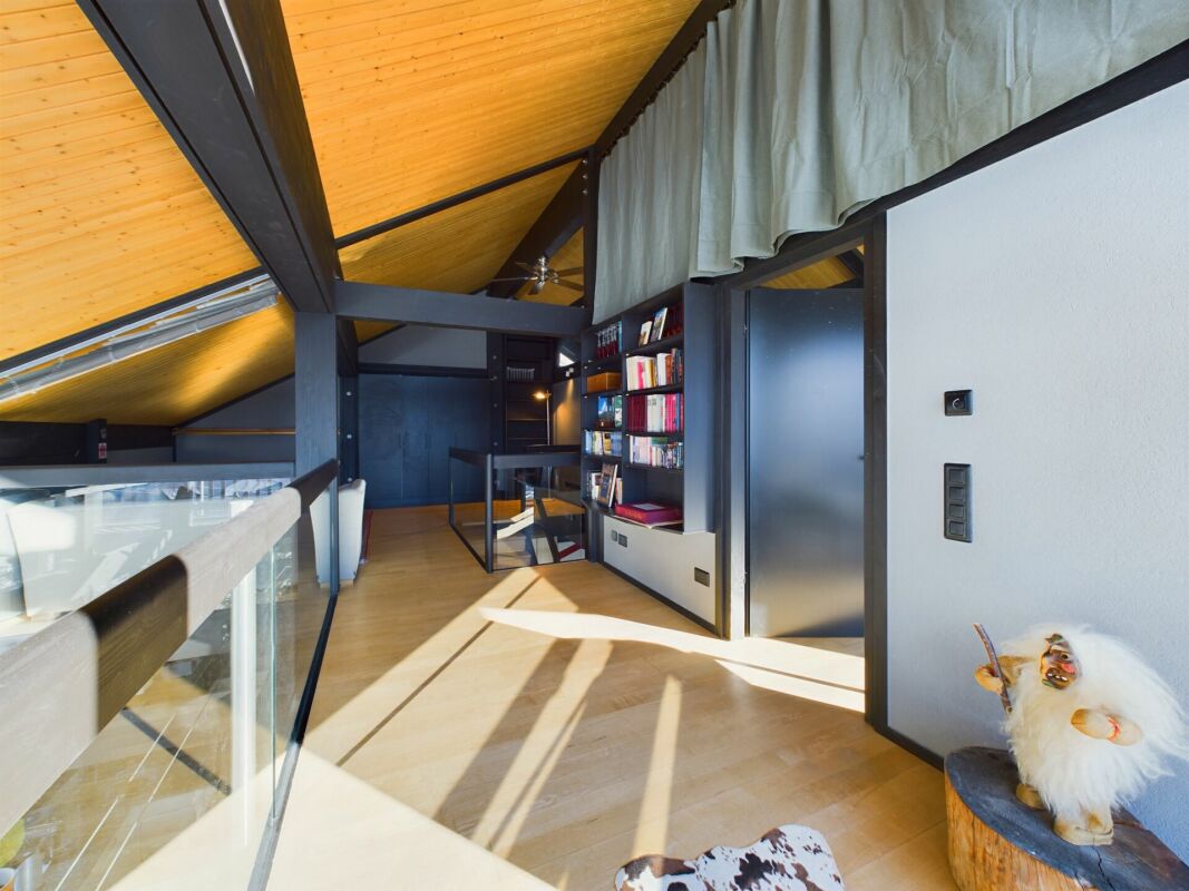 Galerie mit Holzdecke und Bücherregal