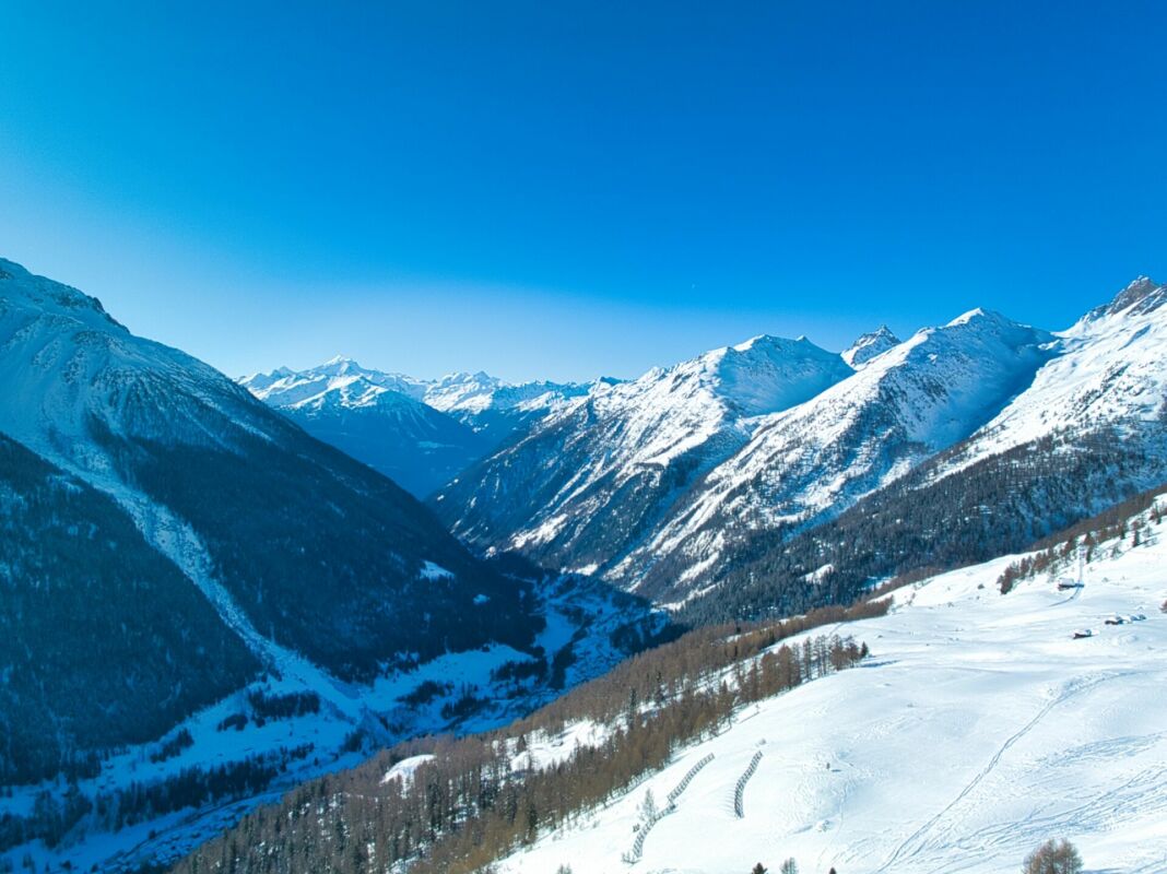 Schneebedeckte Berglandschaft
