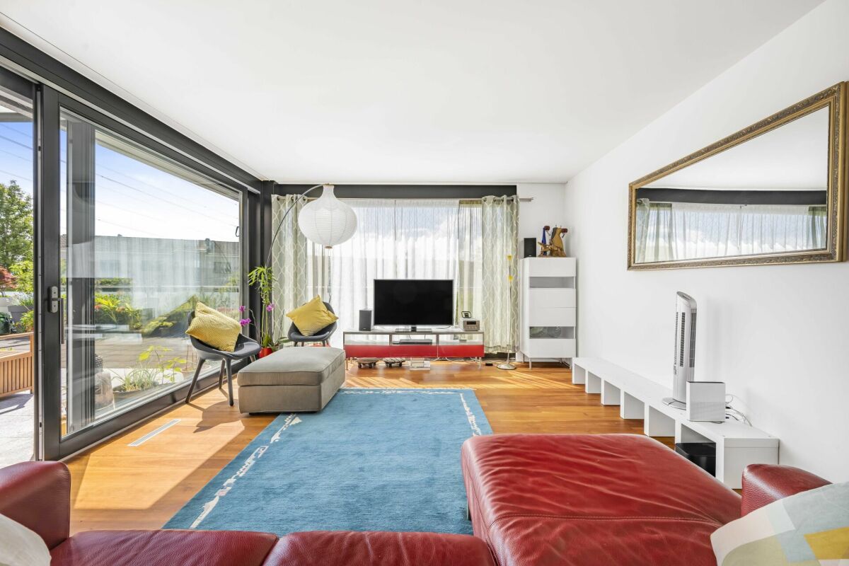Helles Wohnzimmer mit großer Glasfront
