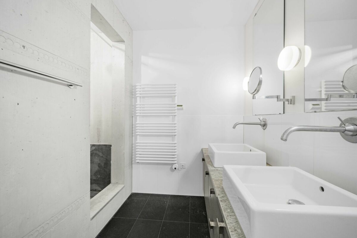 Modernes Badezimmer mit Doppelwaschbecken