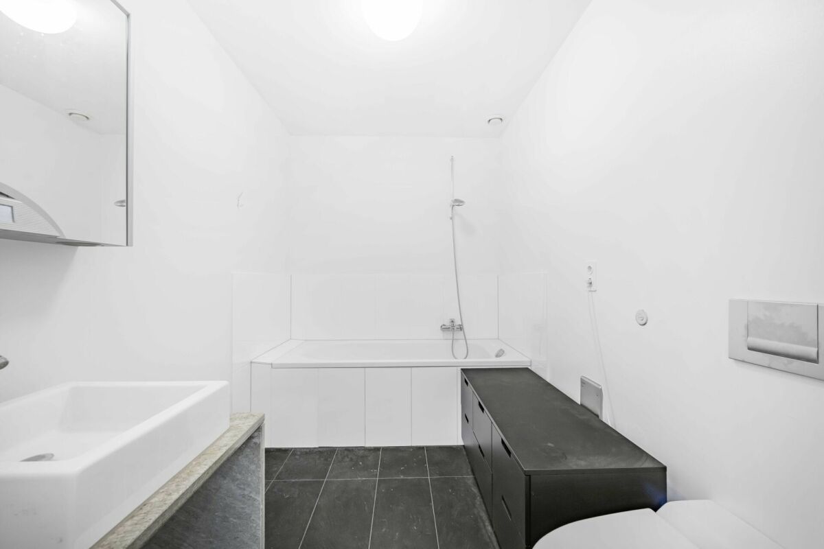 Modernes Badezimmer mit Badewanne und Dusche