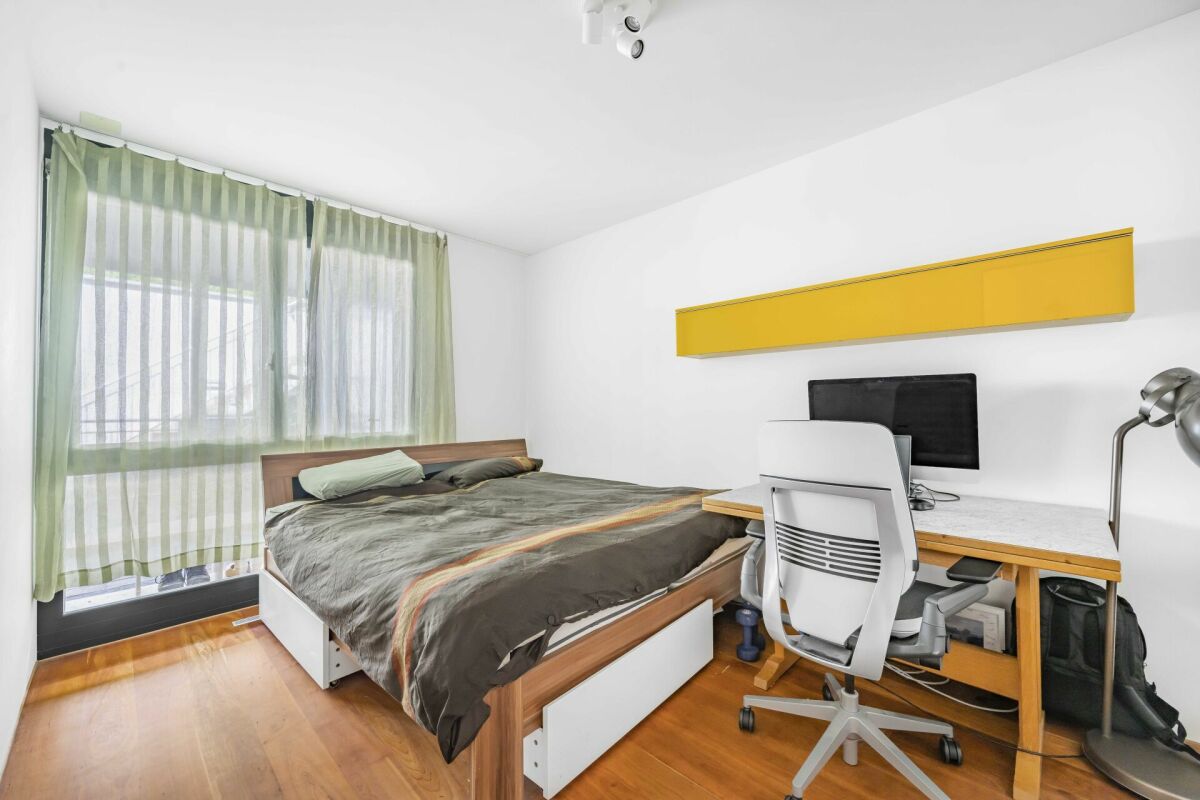 Helles Schlafzimmer mit Arbeitsbereich