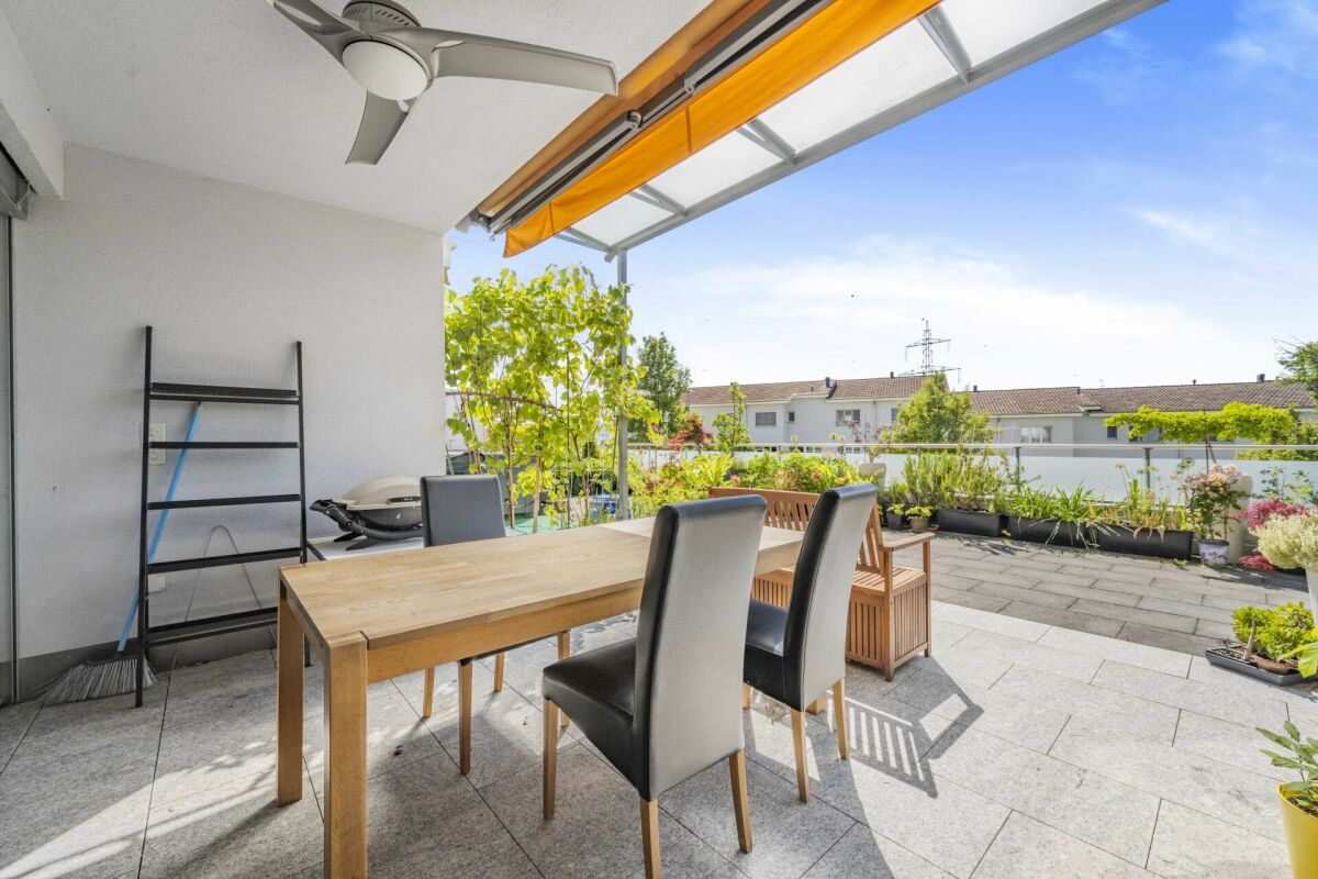Überdachte Terrasse mit Esstisch