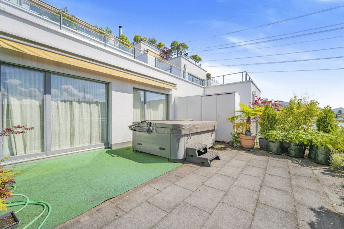 Terrasse mit Whirlpool und Blick ins Grüne