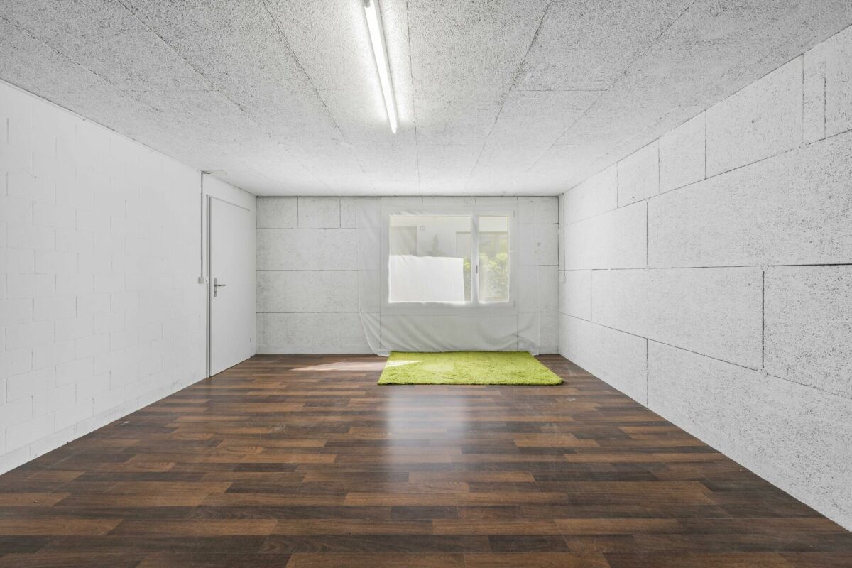 Leerer Innenraum mit Holzoptikboden