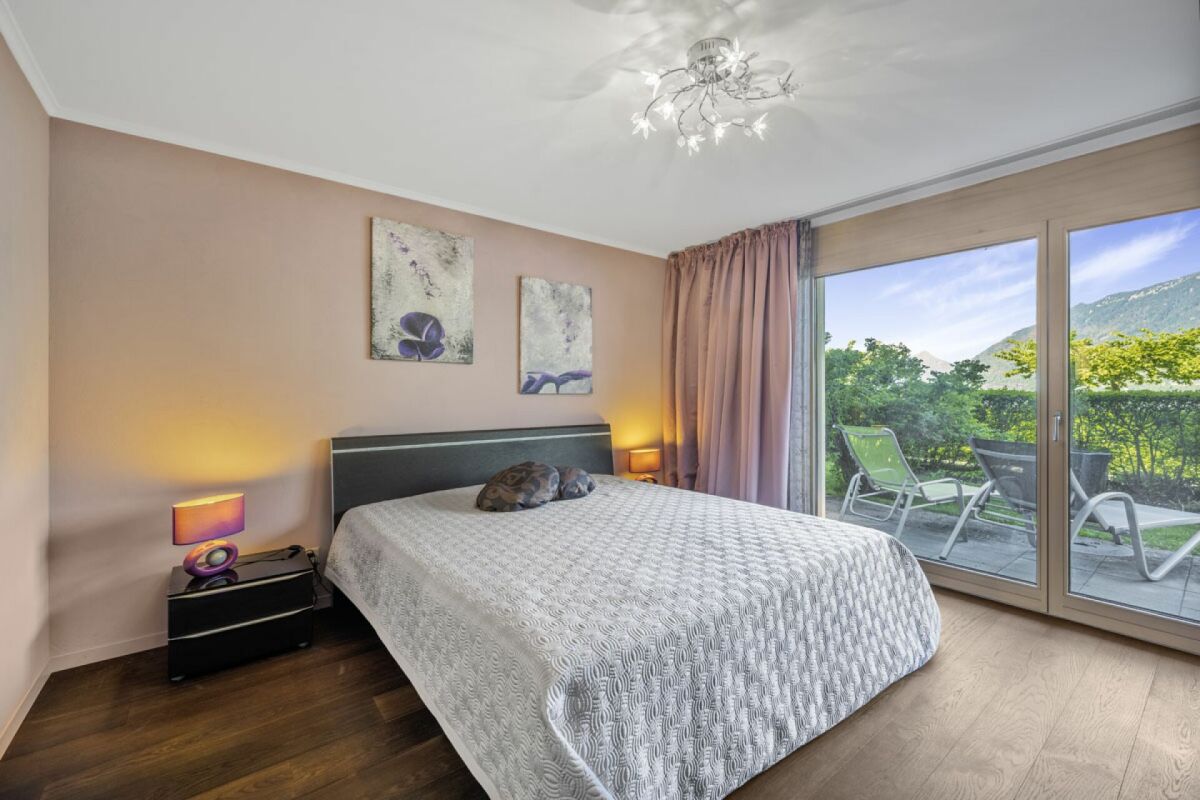 Helles Schlafzimmer mit Zugang zur Terrasse