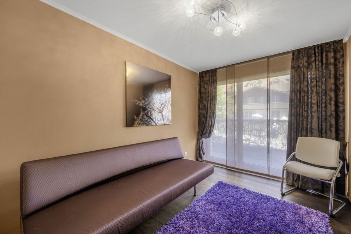 Wohnraum mit Schlafsofa und Zugang zur Terrasse