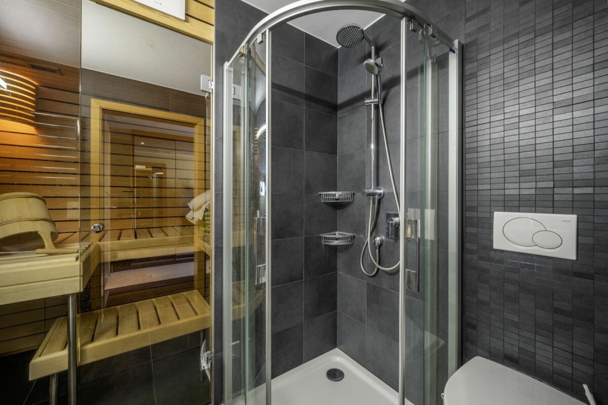 Sauna mit Duschbereich