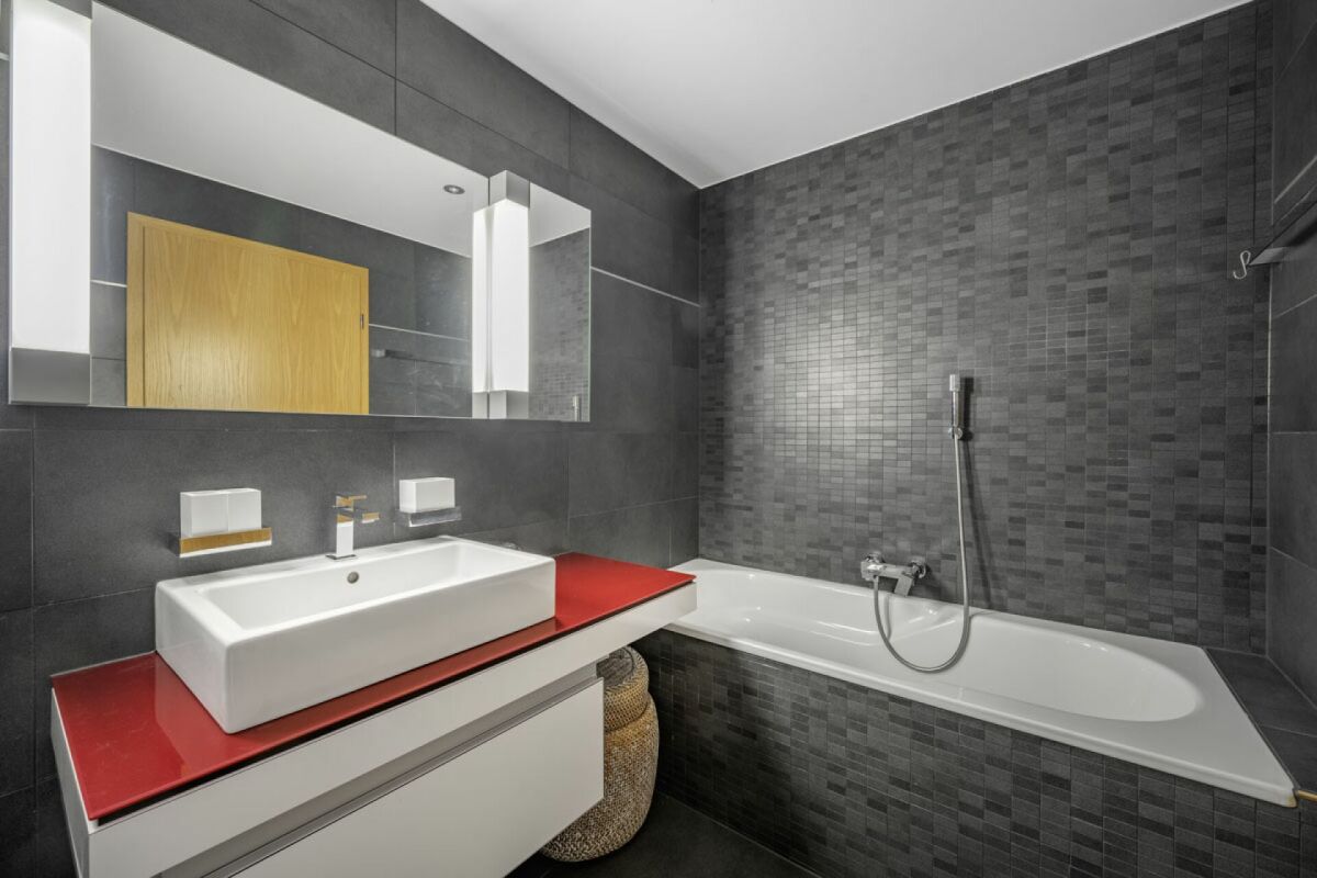 Modernes Badezimmer mit Wanne und Waschtisch