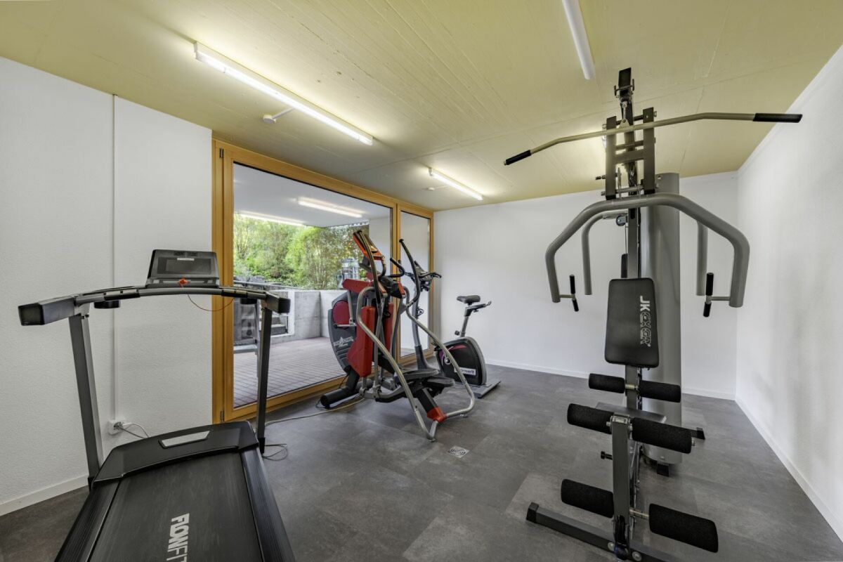 Heimfitnessraum mit Trainingsgeräten