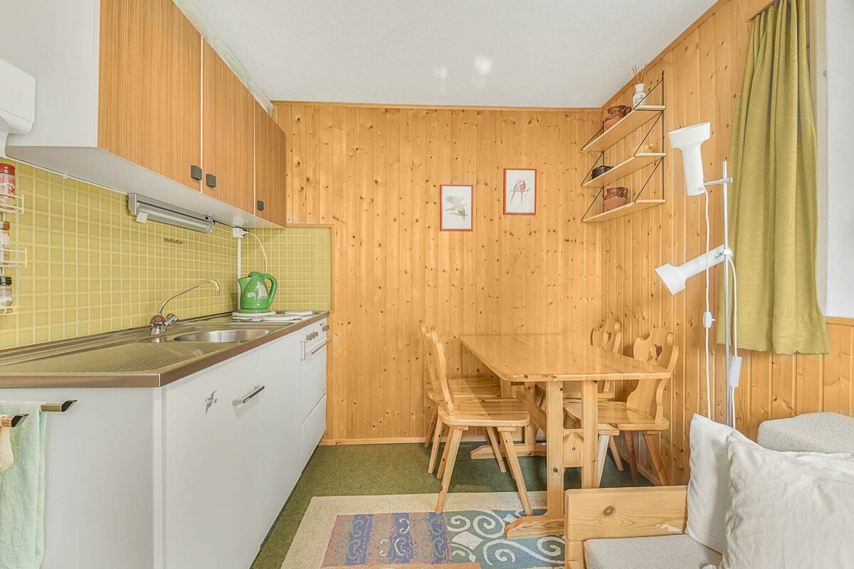 Gemütliche Wohnküche mit Holzverkleidung