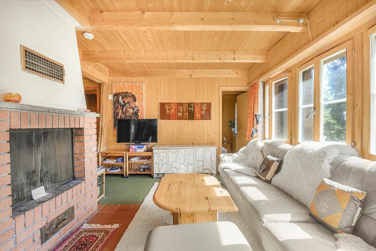 Gemütliches Wohnzimmer mit Kamin und Holzverkleidung