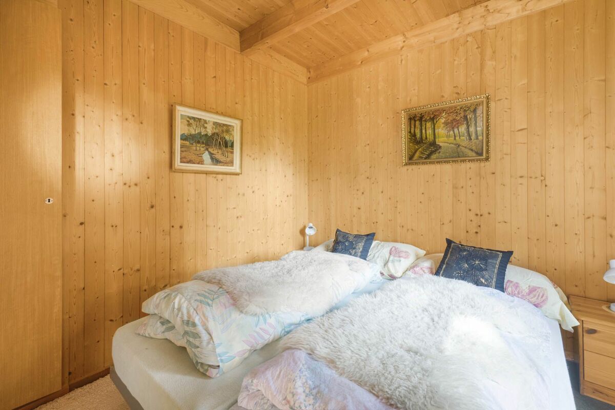Holzvertäfeltes Schlafzimmer mit Doppelbett