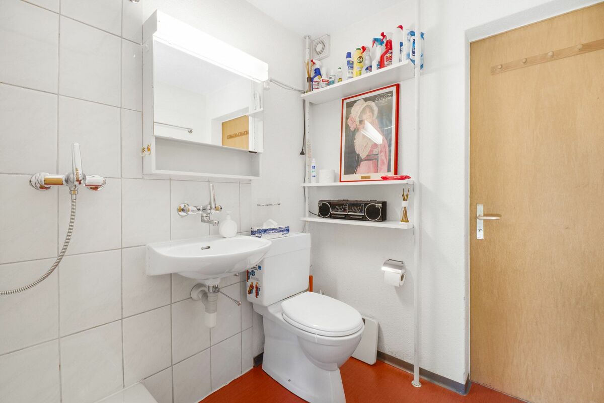 Gäste-WC mit Waschbecken und Wandregal