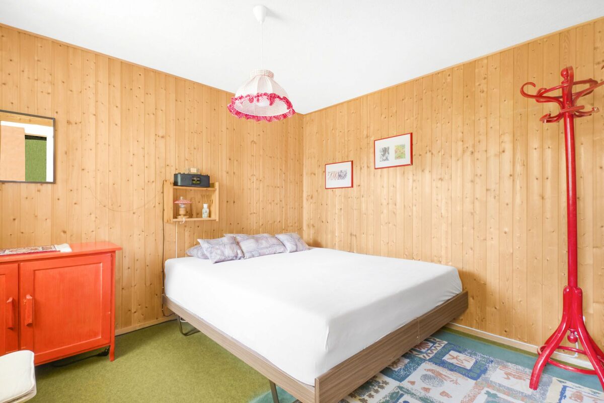 Schlafzimmer mit Holzvertäfelung