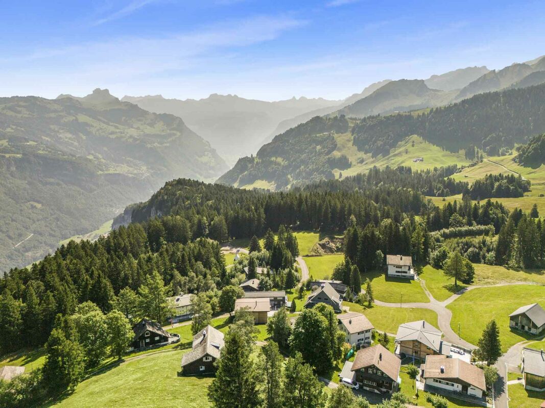 Alpenlandschaft mit verstreuten Häusern