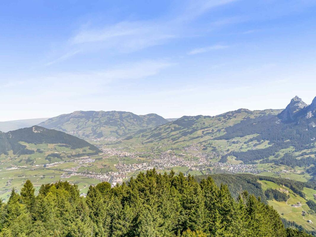 Bergpanorama über ein Tal