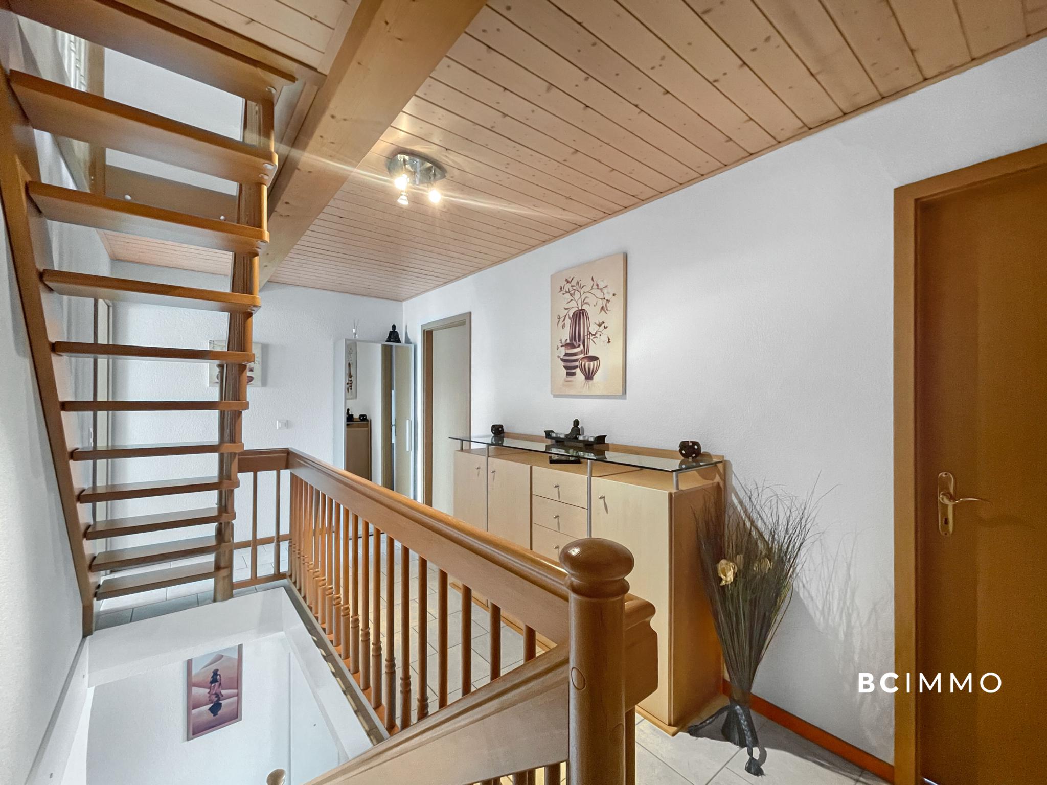 Treppenhaus mit Holzgeländer