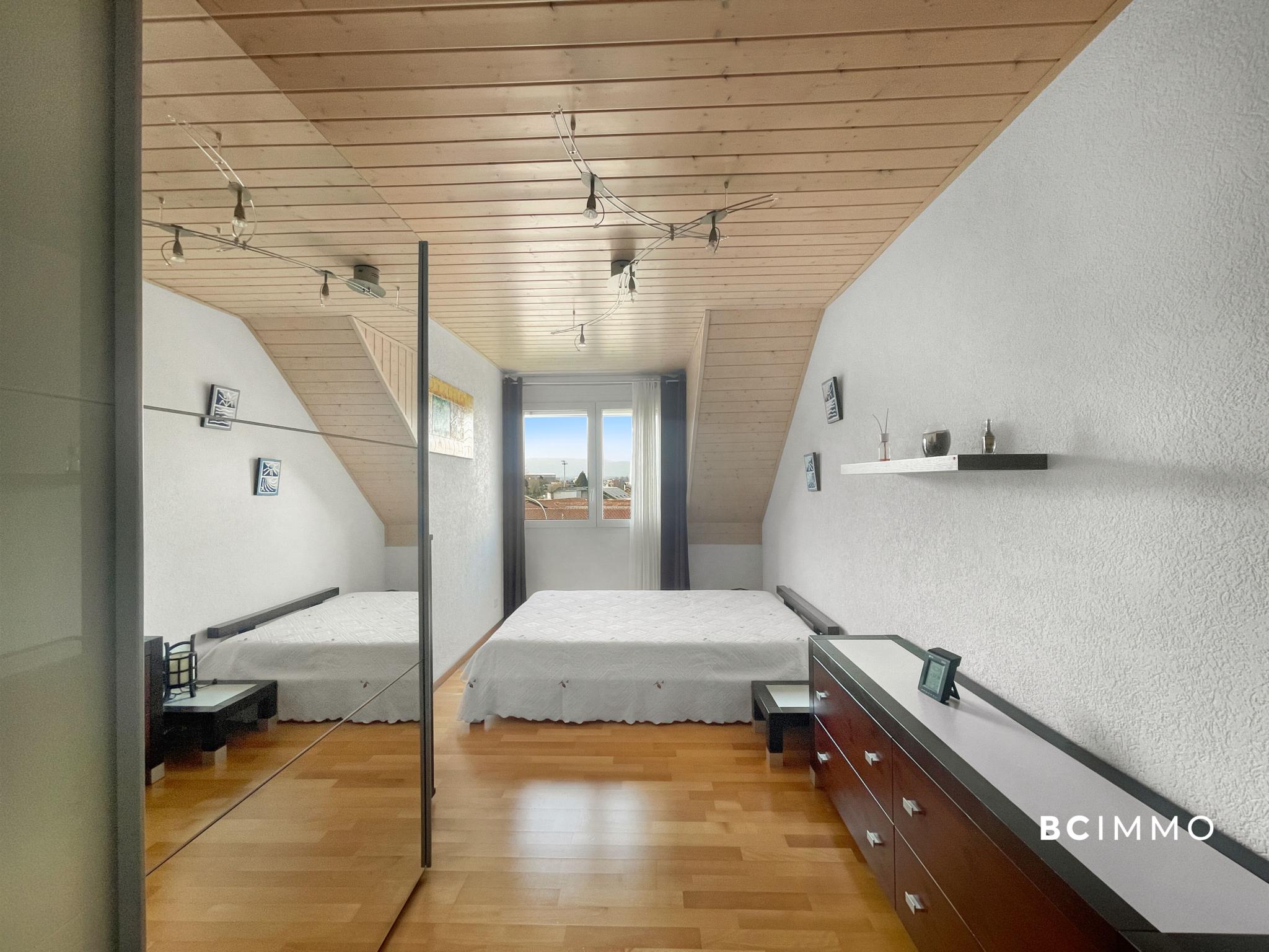 Helles Dachgeschoss-Schlafzimmer