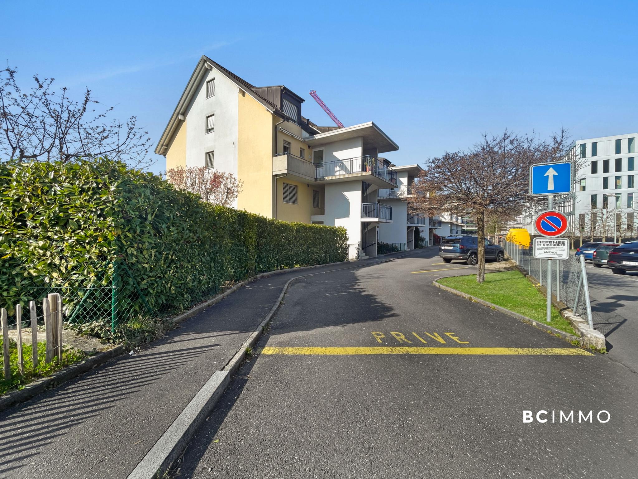 Mehrfamilienhaus an ruhiger Zufahrtsstraße