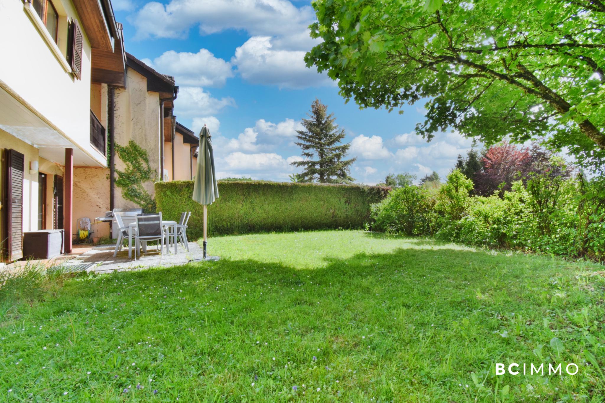 Garten mit Terrasse am Wohnhaus