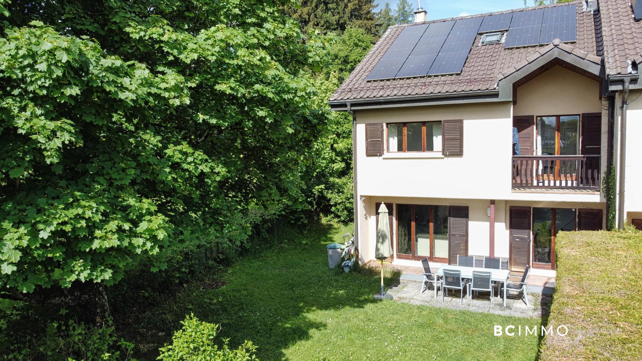 Gartenansicht eines Wohnhauses mit Solardach