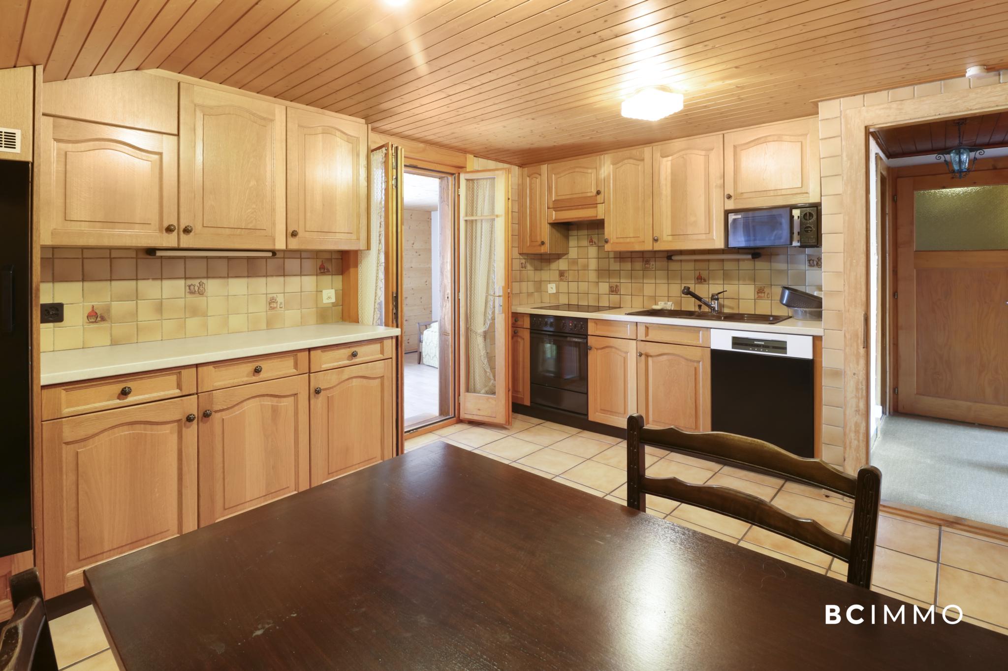 Landhausküche mit Holzfronten