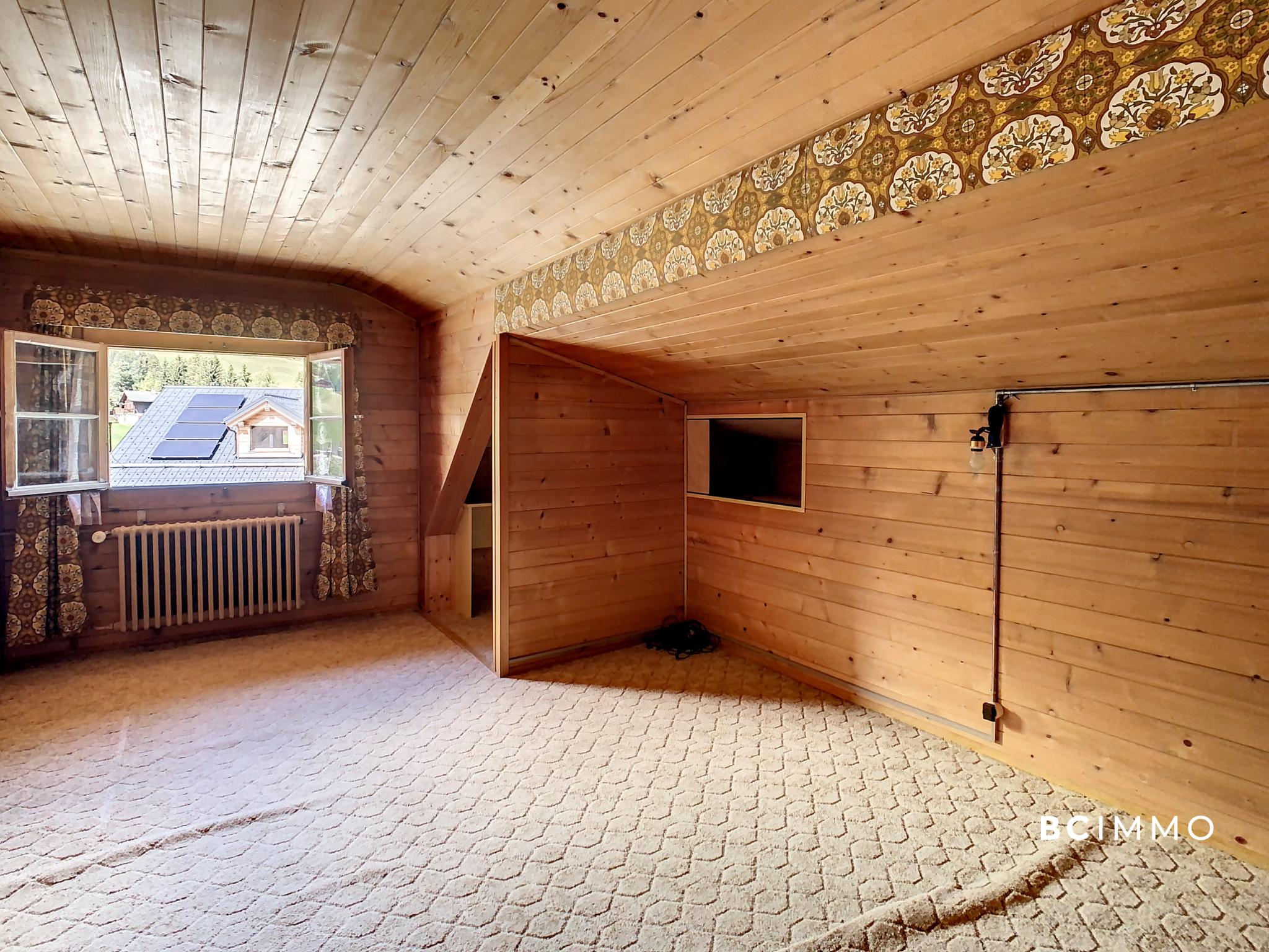Holzvertäelter Dachraum mit Blick nach draußen