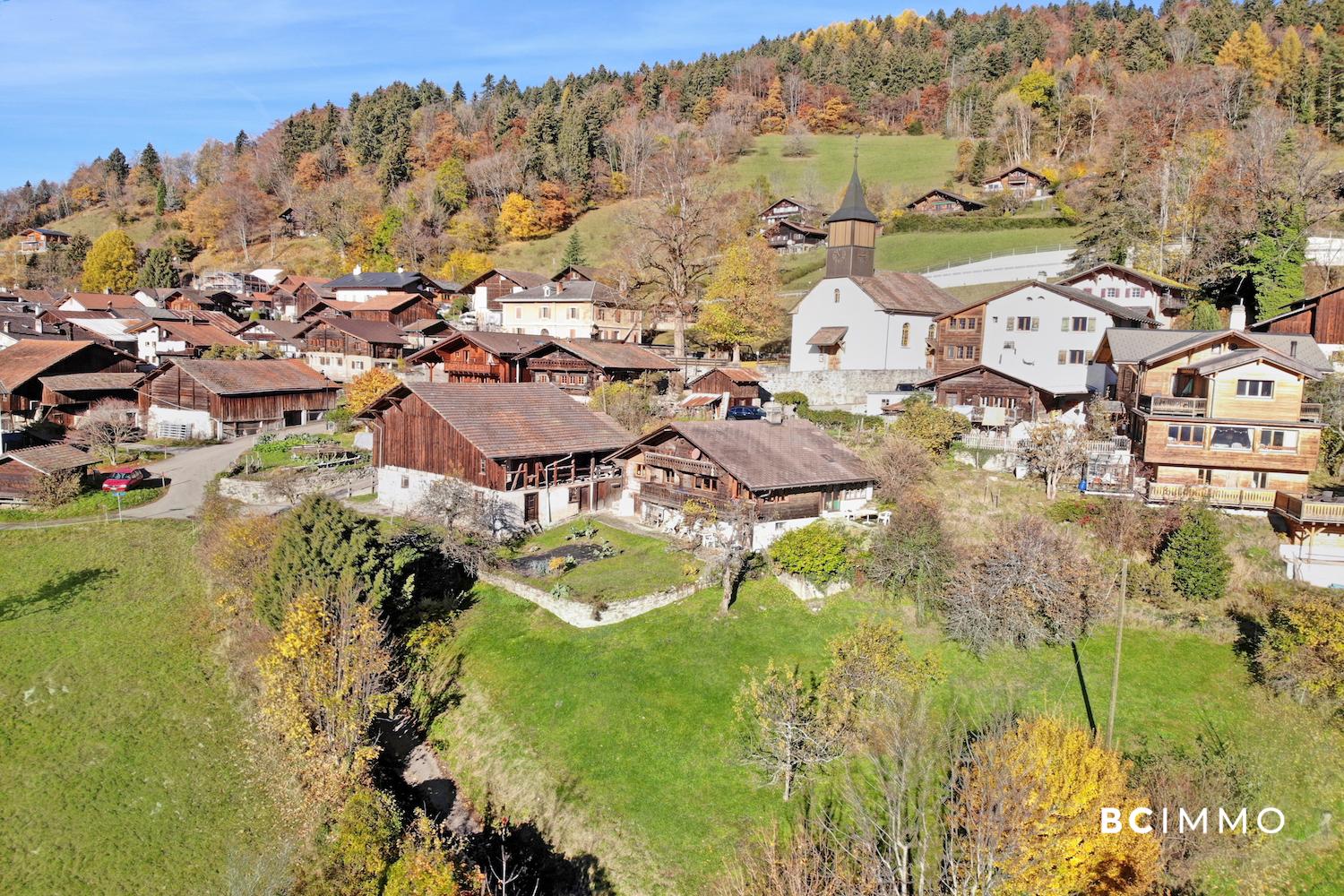 Alpines Dorf mit Hanglage
