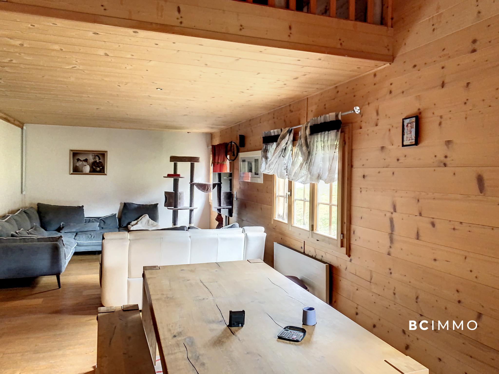 Gemütliches Holz-Wohnzimmer mit Essbereich
