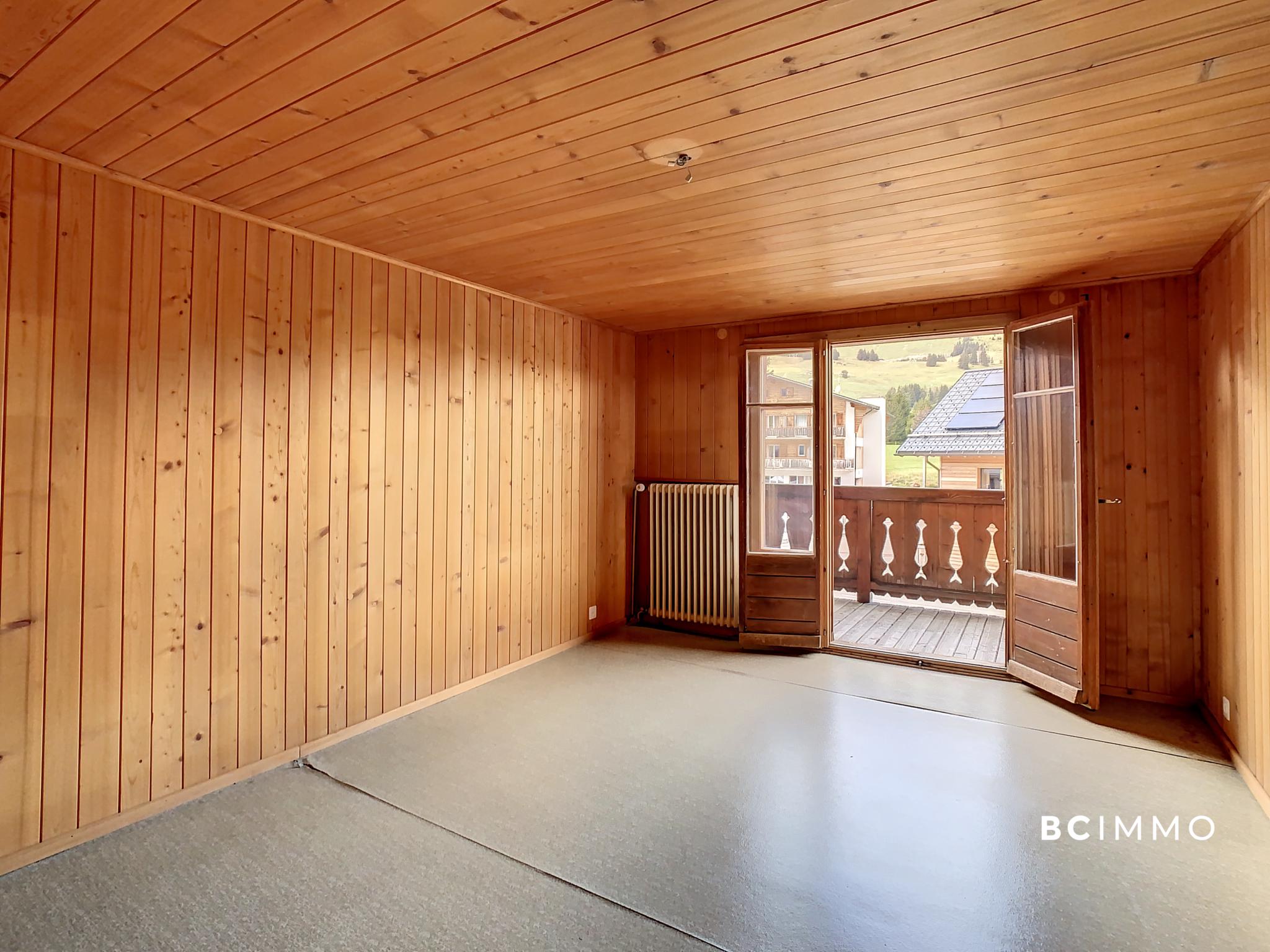 Holzvertäfelter Wohnraum mit Balkon