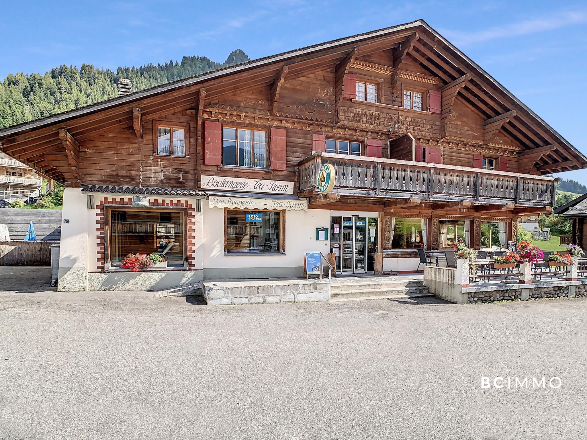 Traditionelles Holzchalet mit Gastronomie im Alpenstil