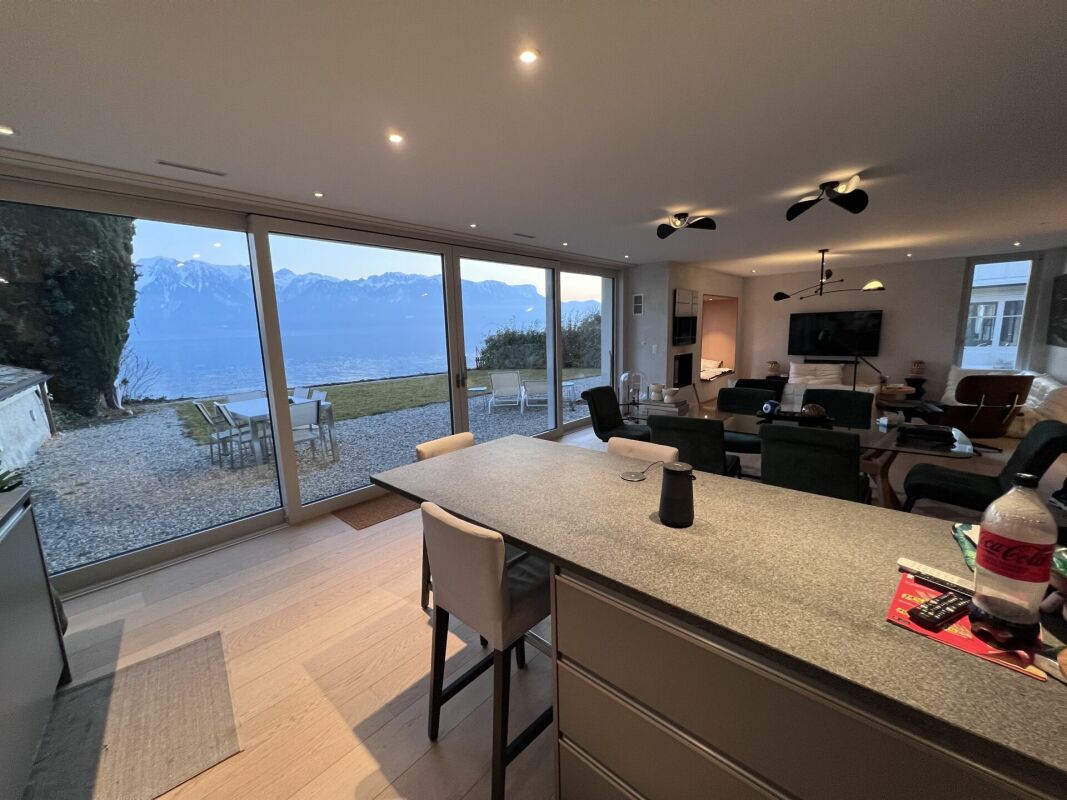 Offener Wohn- und Essbereich mit Seeblick