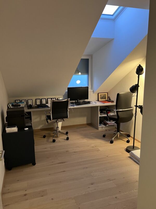 Dachgeschoss-Büro mit Dachfenster