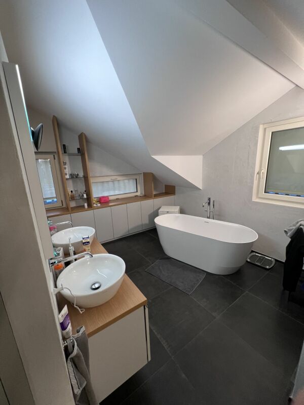 Modernes Dachgeschoss-Badezimmer mit freistehender Wanne