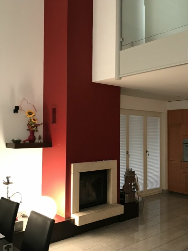 Wohnraum mit Kamin und Galerie