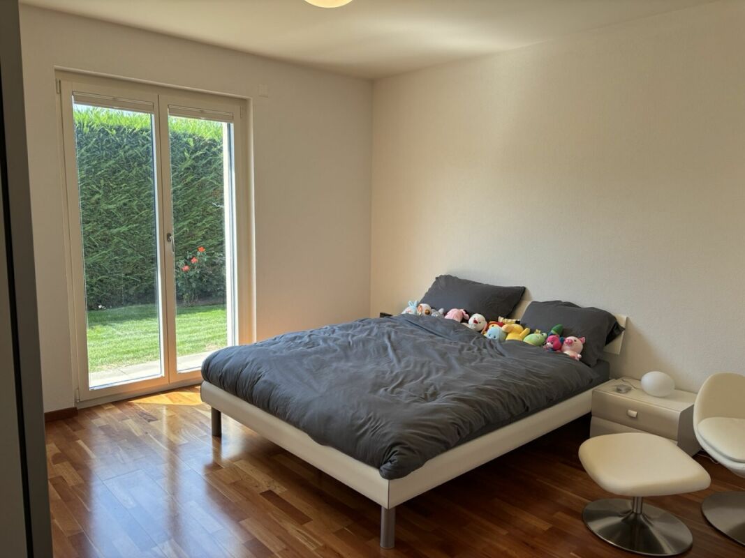 Helles Schlafzimmer mit Blick in den Garten