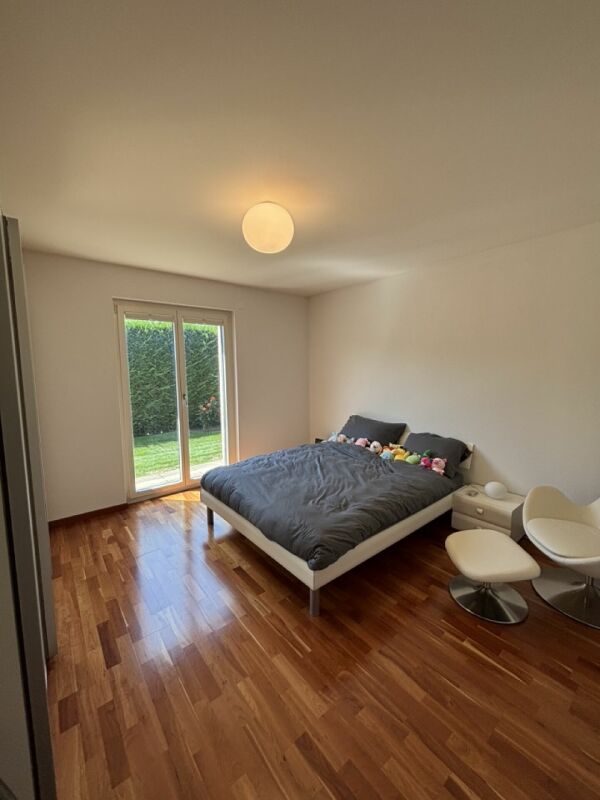Helles Schlafzimmer mit Gartenzugang