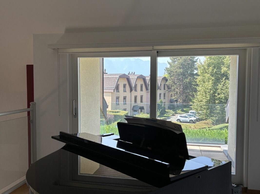 Klavier vor großem Fenster