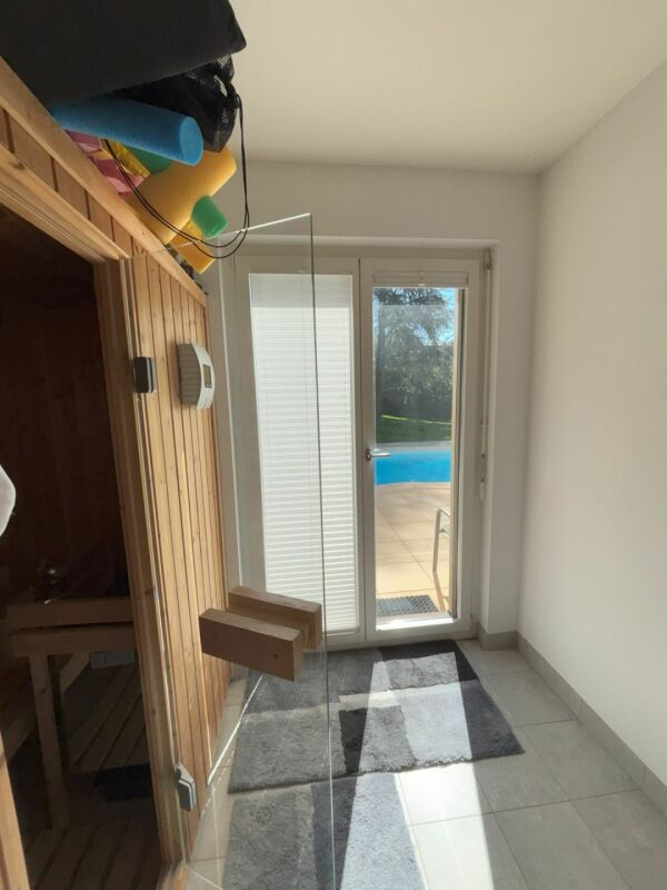 Saunavorraum mit Ausgang zum Pool