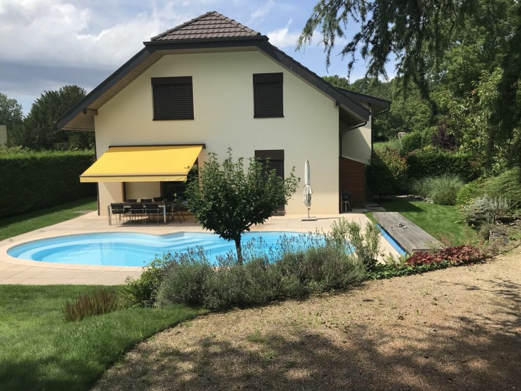 Haus mit Pool und Garten