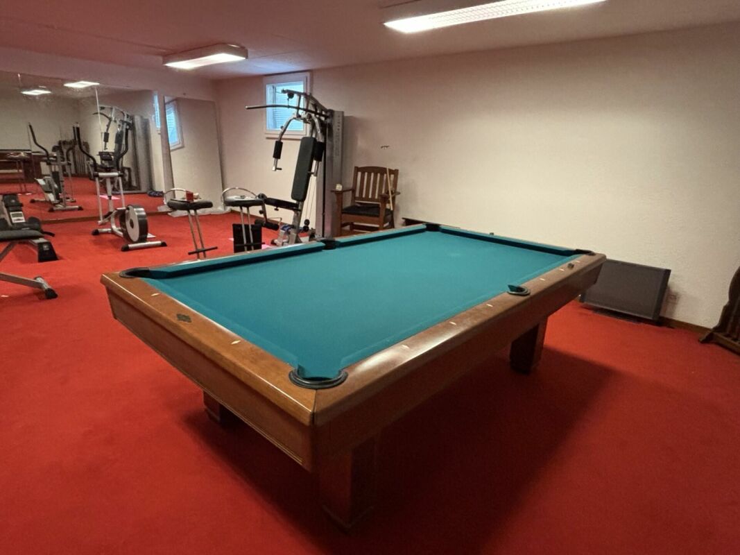 Billard- und Fitnessraum im Keller