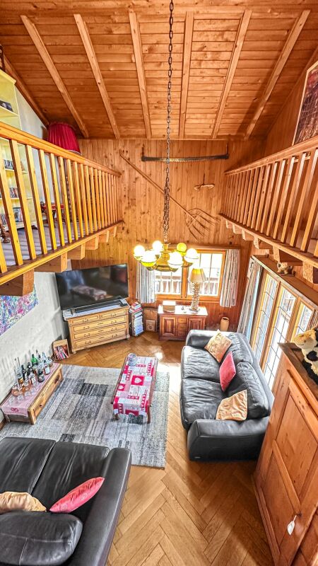 Gemütliches Holz-Wohnzimmer mit Galerie