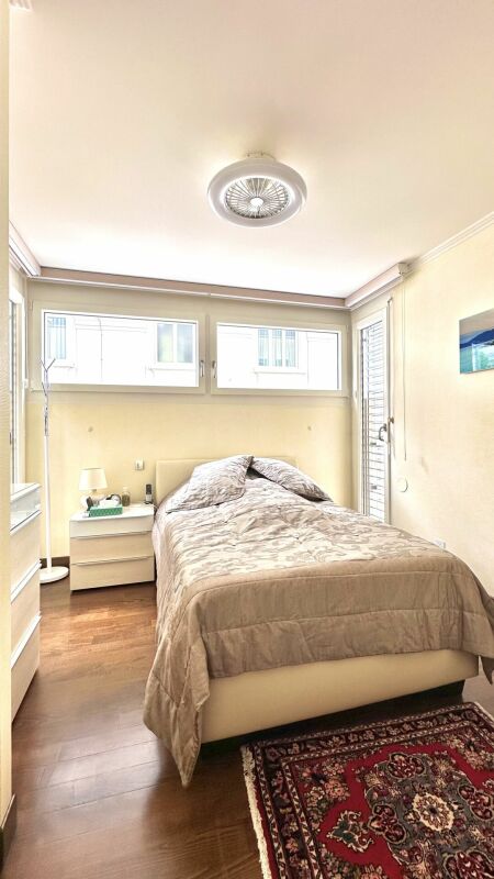 Helles Schlafzimmer mit kompakter Einrichtung