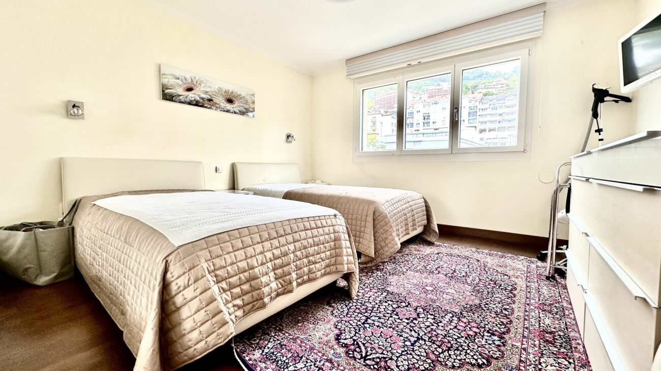 Helles Schlafzimmer mit zwei Einzelbetten
