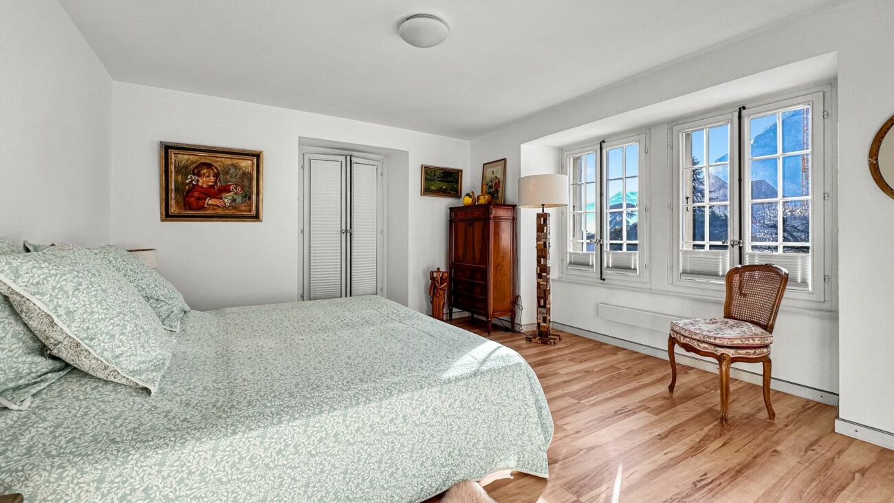 Helles Schlafzimmer mit Bergblick
