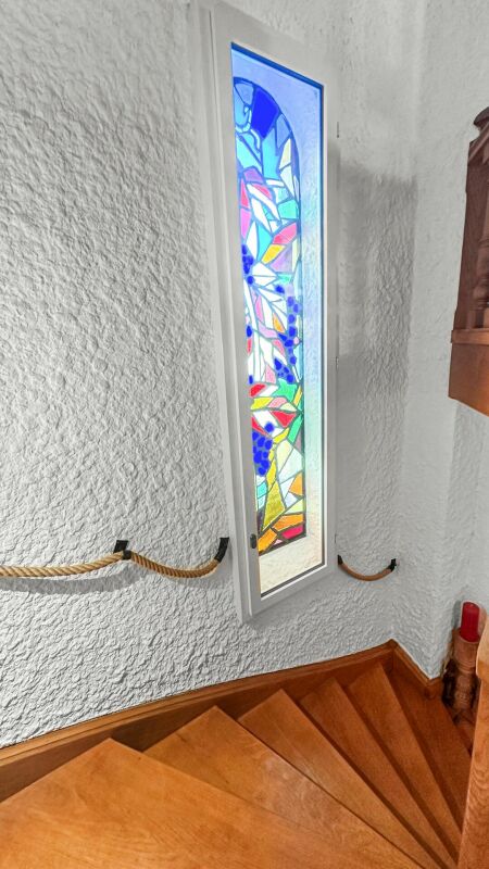 Treppenbereich mit buntem Glaseinsatz