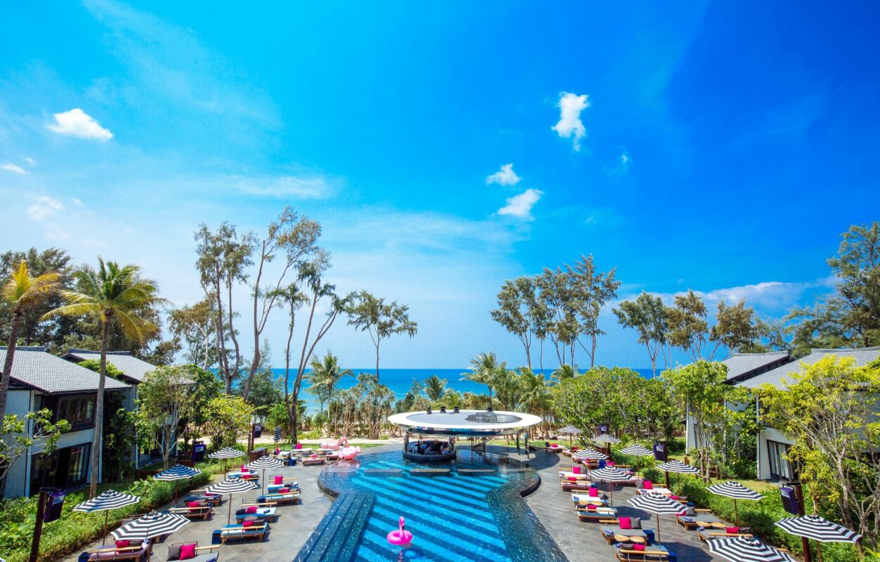 Resort-Poolbereich am Meer