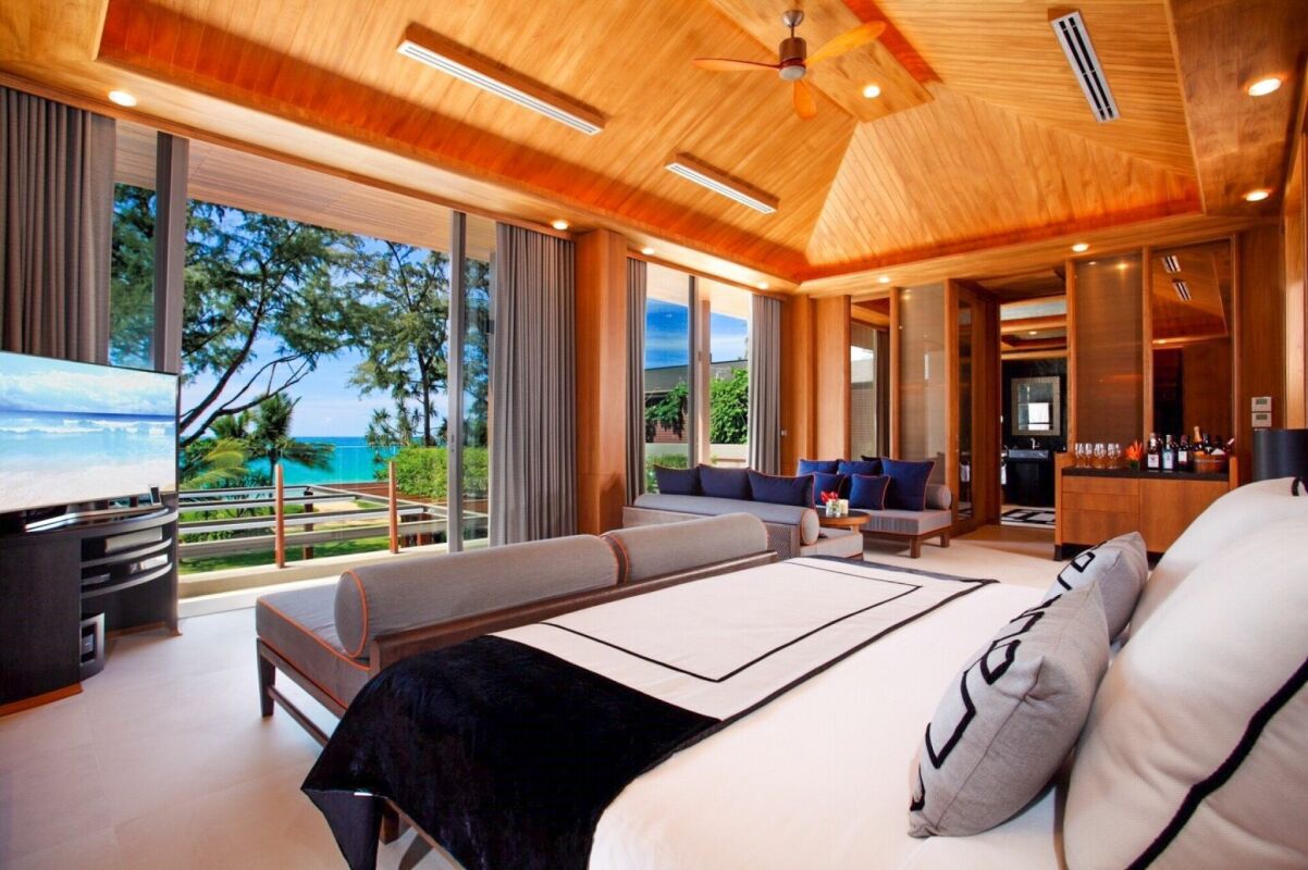 Luxuriöses Schlafzimmer mit Meerblick