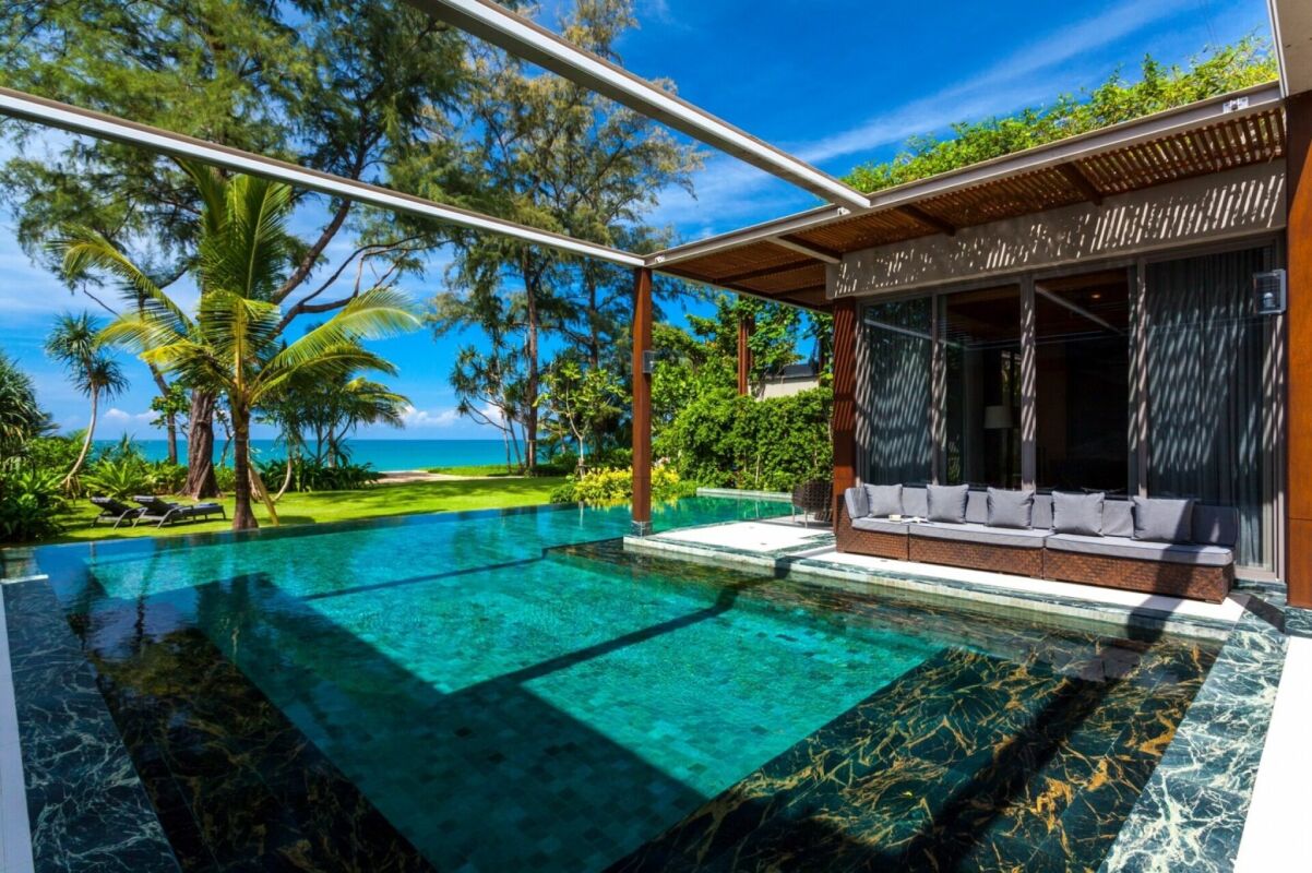 Luxuriöse Poolterrasse am Meer